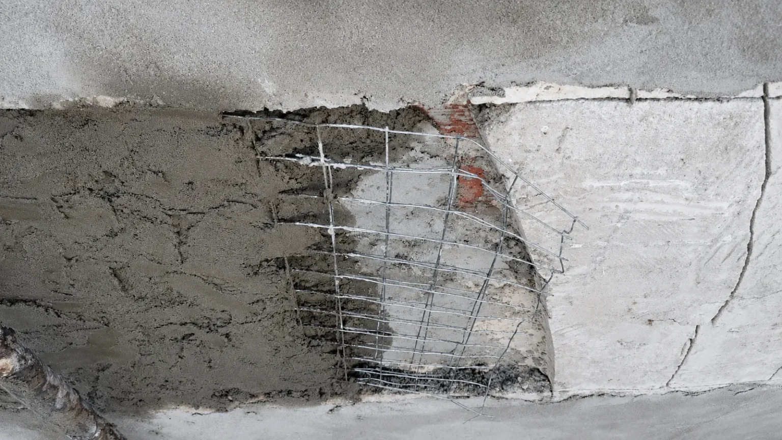 O diagnóstico: concreto rompido e armadura exposta na viga