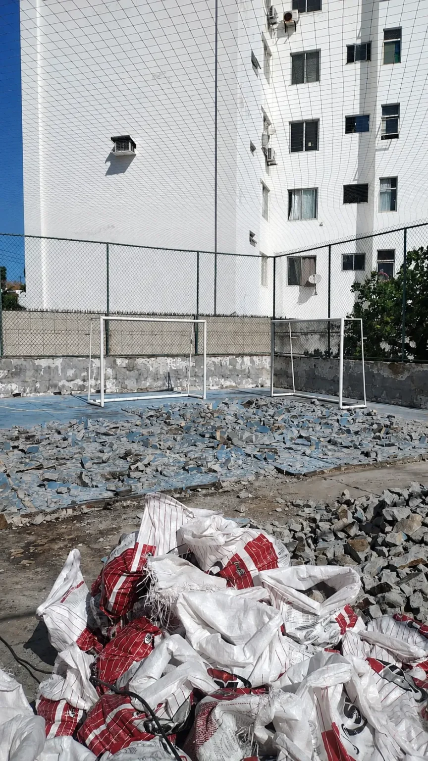 O ponto de partida: piso da área de lazer demolido e trecho isolado