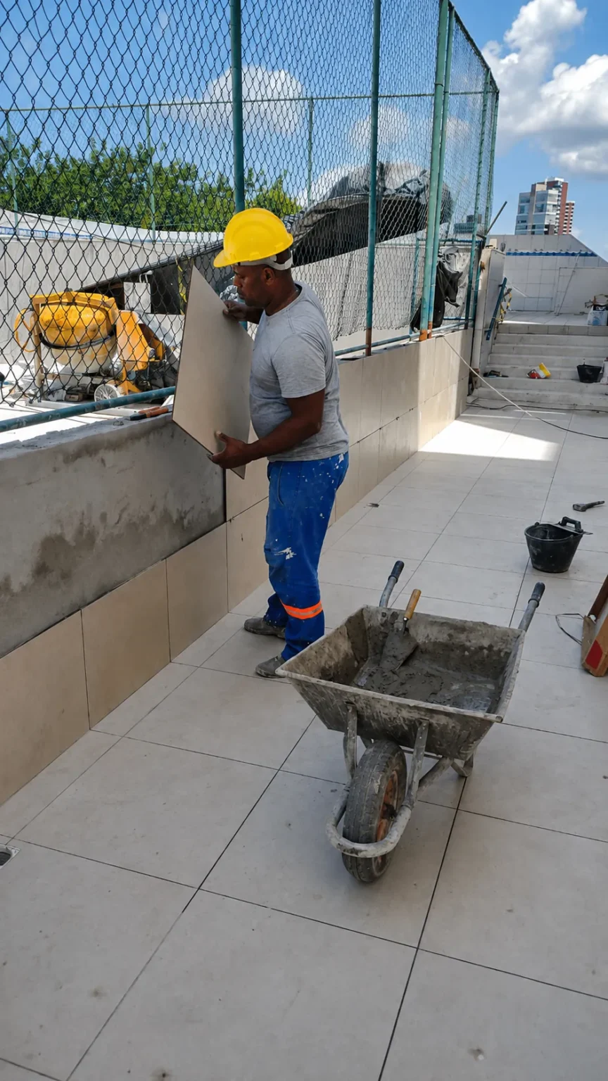 Frente de trabalho na área de lazer, com canteiro organizado