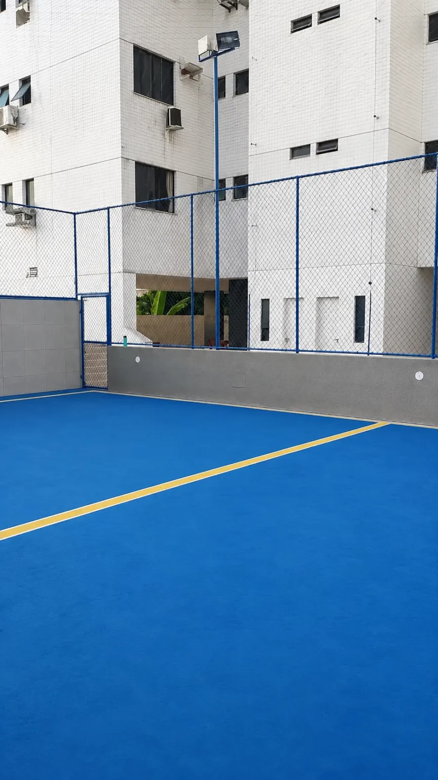 Área de lazer entregue, com a diagramação de piso executada