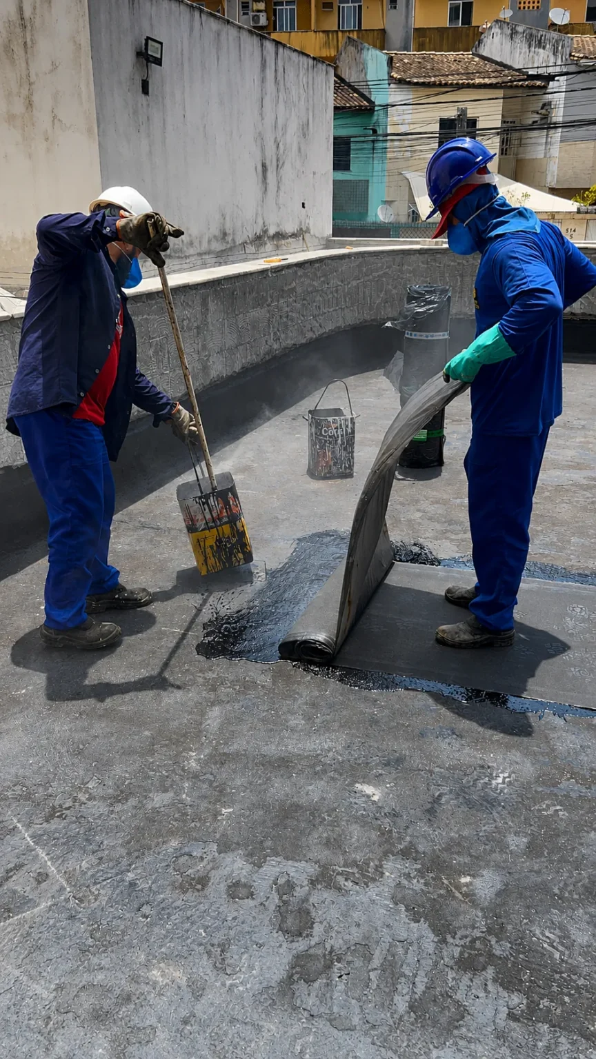 Preparo da base e aplicação do primer na laje