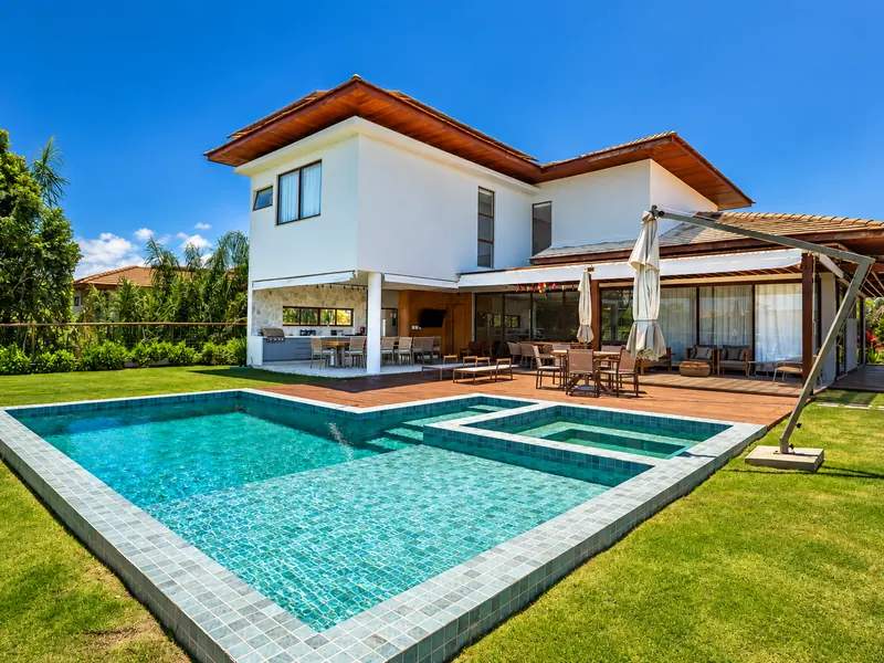 Casa de alto padrão com piscina em Praia do Forte